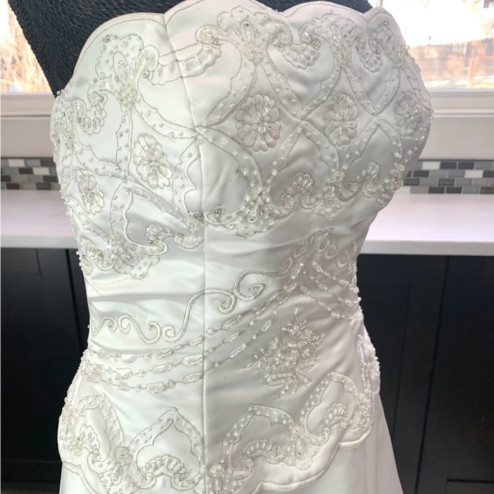 🚫SOLD🚫Gorgeous beaded White Scalloped Bodice wedding gown Sz 10